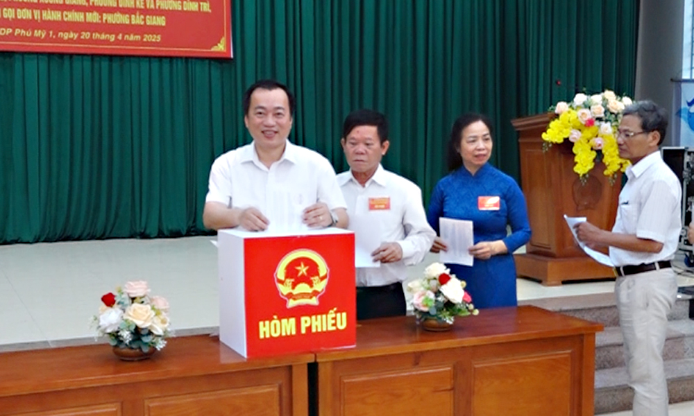 Cử tri Bắc Giang tích cực bỏ phiếu về dự thảo đề án sắp xếp đơn vị hành chính